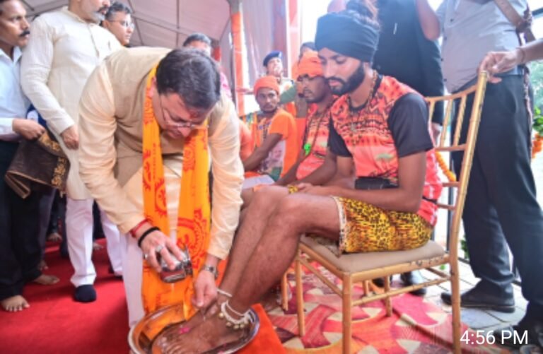 सीएम धामी ने कांवड़ियों के पांव पखार किया स्वागत