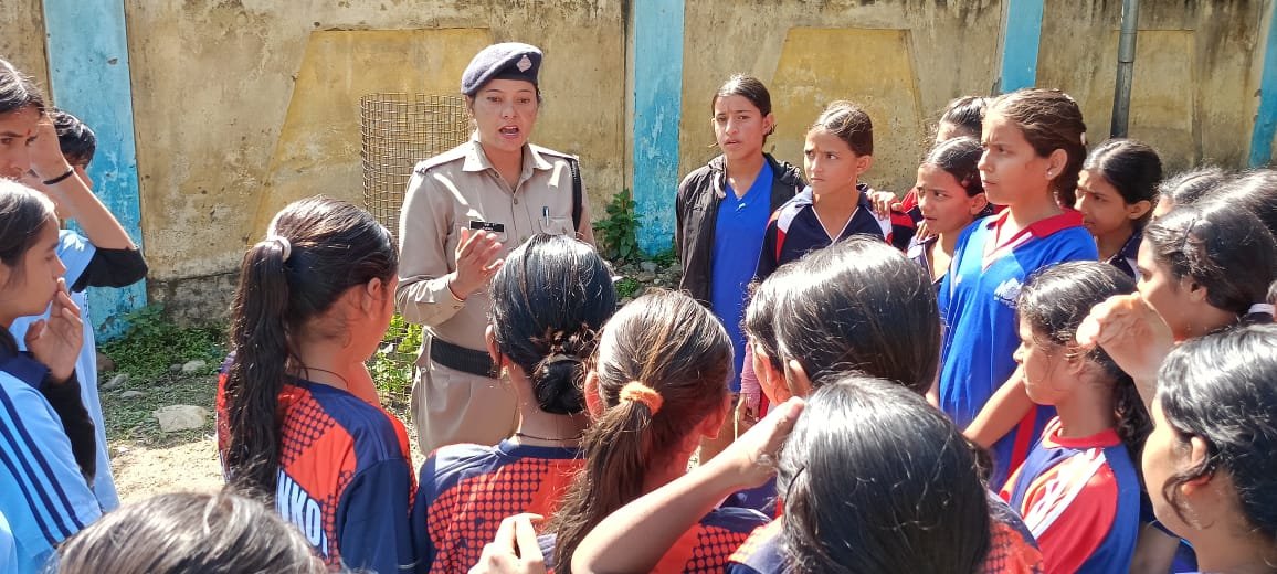 थाना पुरोला पुलिस ने इंटर कॉलेजों में जनजागरूकता शिविर कर छात्रों को नशा, साइबर अपराध व सड़क सुरक्षा के प्रति किया जागरूक