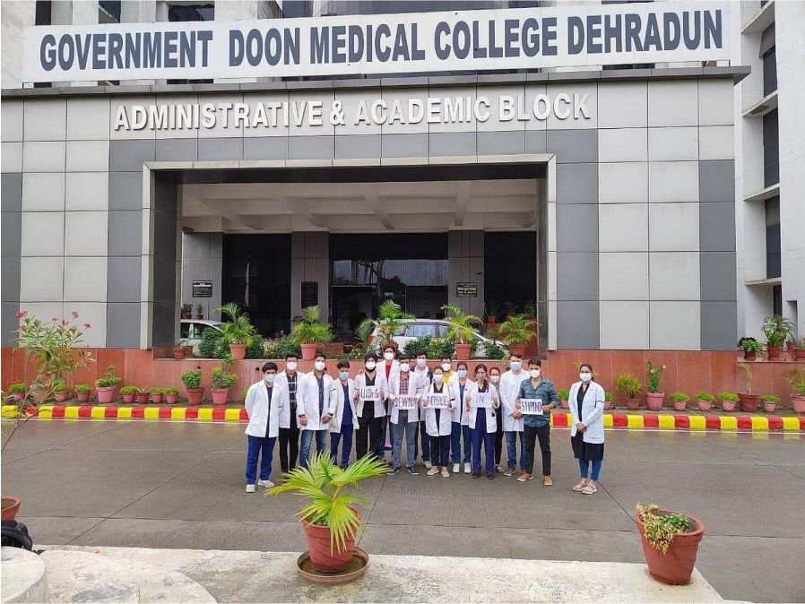 देहरादून में स्टाइपेंड बढ़ाने की मांग को लेकर डॉक्टरों का आंदोलन तेज, स्वास्थ्य सेवाएं प्रभावित