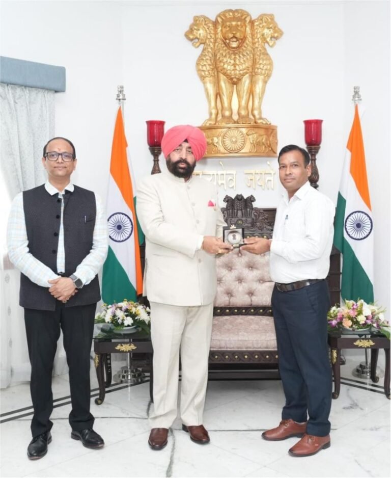 राज्यपाल ने लोनिवि के सहायक अभियंता प्रवेश कुमार को किया सम्मानित