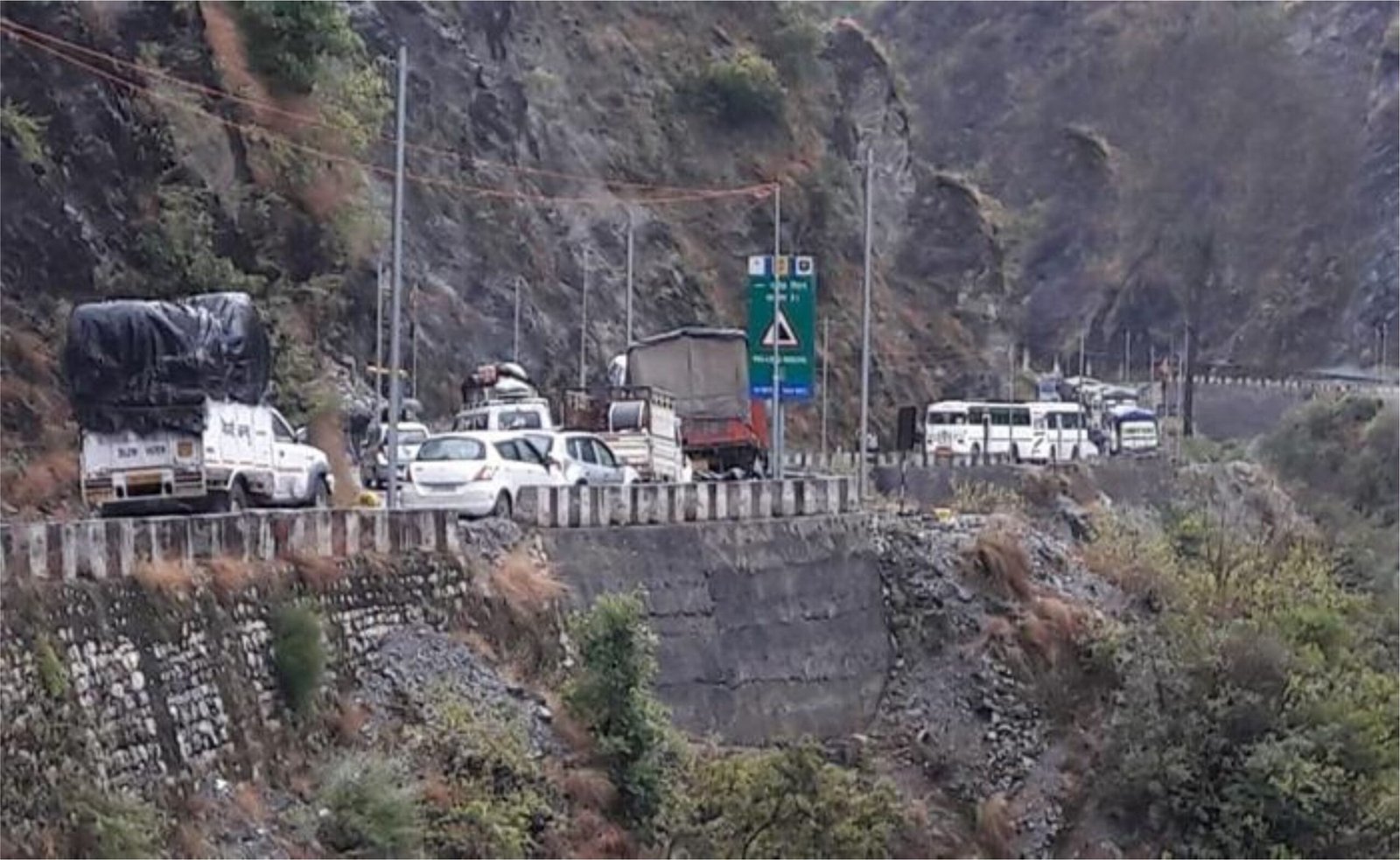 टिहरी गढ़वाल में बारिश के बाद भूस्खलन से सड़क बंद, कई गांवों का संपर्क प्रभावित