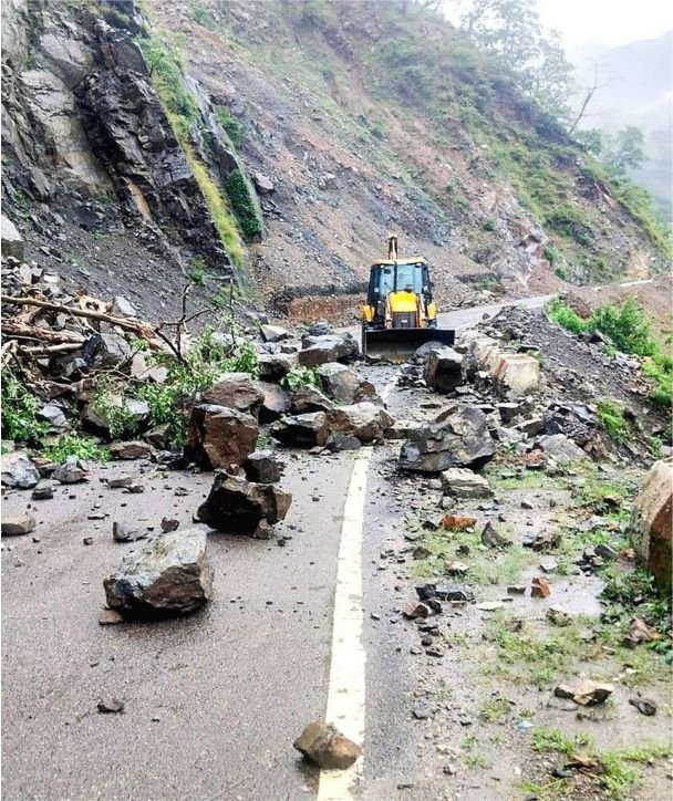 गंगोत्री हाईवे पर 298 गड्ढों से बढ़ी परेशानी, 260 सीमेंट बैग मिलने से उठे सवाल